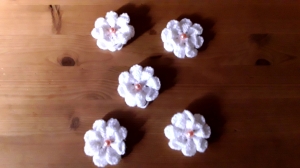 gehäkelte Blüten in 3 D Optik mit Perle