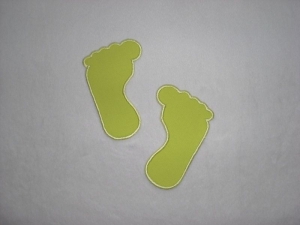 2 kleine Füße in gelbgrün, Stickapplikation zum Aufbügeln               - Handarbeit kaufen