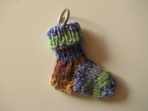Schlüsselanhänger Söckchen aus Sockenwolle  - Handarbeit kaufen