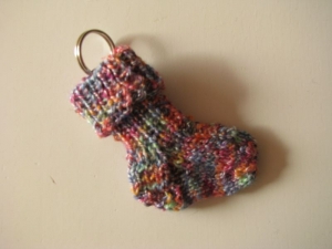 Schlüsselanhänger Söckchen aus Sockenwolle  - Handarbeit kaufen