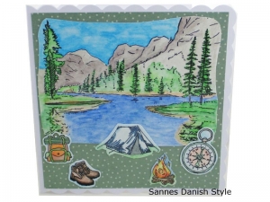 Zelt, Wanderschuhe, Rucksack und Lagerfeuer. Schöne Geburtstagskarte mit Berge und See im Hintergrund, Aquarellgeburtstagskarte, die Karte ist ca. 15 x 15 cm - Handarbeit kaufen
