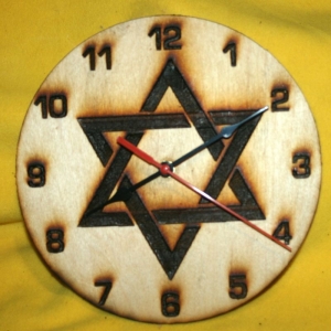 Zifferblatt mit Stern des Salomon-Motiv aus Holz mit Laser - Brandmalerei Durchmesser 195mm
