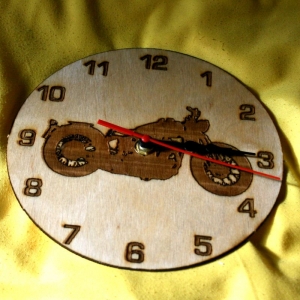 Zifferblatt mit Motorrad-Motiv aus Holz mit Laser - Brandmalerei Durchmesser 195mm