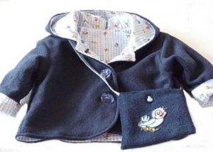 Mädchenjacke 110 eine klassische Fleece-Jacke mit Kapuze und Umhängetasche aus der Peppino Kinderkollektion