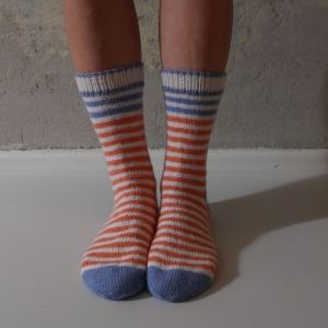  RINGELPIEZ Socken Strümpfe mit Streifen hellblau/koralle/weiß handgestrickt von zimtblüte    - Handarbeit kaufen