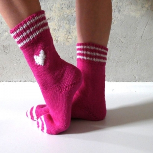 HERZSOCKEN Socken in pink mit Herz handgestrickt von zimtblüte      - Handarbeit kaufen