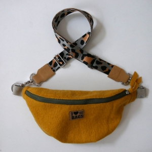 Bauchtasche mit Wechselgurt Crossbag  Hip Bag aus Wollwalk maisgelb Größe M Handarbeit von zimtblüte   