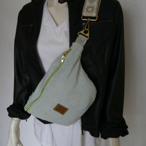  Crossbodybag MINT BreitCord Crossbag Gr. M  Hip Bag Handarbeit zimtblüte   - Handarbeit kaufen