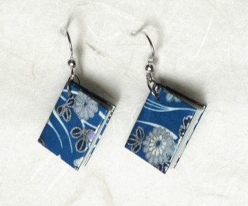 Ohrhänger Mini-Büchlein Silberblüten auf blau