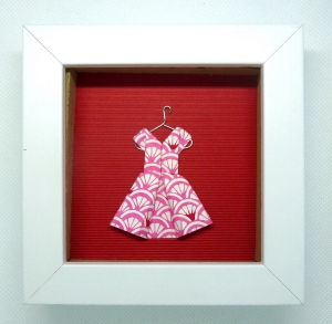Minibild mit niedlichem Papierkleidchen auf Kleiderbügel, 10 x 10 cm 