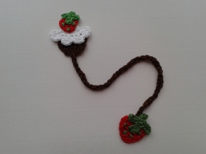 Lesezeichen Muffin Törtchen Erdbeere, von Hand gehäkelt  - Handarbeit kaufen