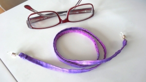 lila farbenes Brillenband für den Mann oder die Frau - Handarbeit kaufen
