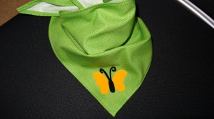 grünes Dreieckstuch mit einem gelben Schmetterling - Handarbeit kaufen