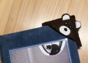 Bucheck Lesezeichen dunkelbrauner Bär aus Filz - Handarbeit kaufen