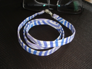 blau-weiß-lila gemustertes Brillenband, ob für die Frau oder den Mann - Handarbeit kaufen