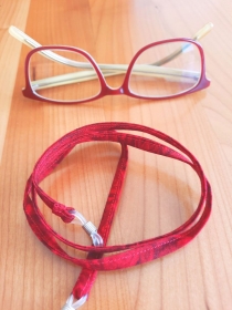 rot gemustertes Brillenband (es ist ein warmes rot)  - Handarbeit kaufen