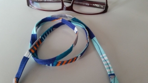 türkis-dunkelblau-orange-grau farbenes Brillenband  - Handarbeit kaufen
