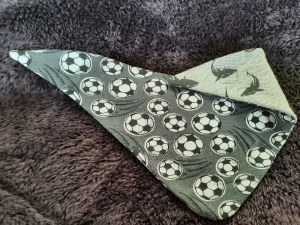 graues Fußball-Wendehalstuch - die Rückseite ist in hellgrau mit Haien - Handarbeit kaufen