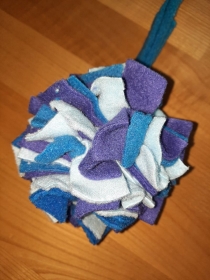 hellblau-mittelblau-lila Schnüffelball aus Fleece für Hunde oder Katzen, Durchmesser ca. 10 cm  - Handarbeit kaufen
