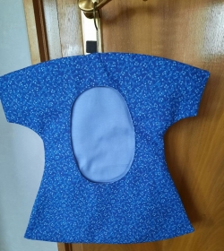 blaues Wäscheklammernkleid, Wäscheklammernbeutel mit vielen Noten und einem Holz-Kleiderbügel - Handarbeit kaufen