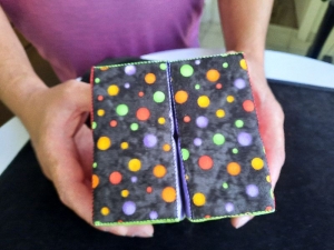 Genähter, pädagogischer Zauberwürfel aus 6 verschiedenen Farben  - Handarbeit kaufen