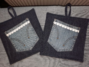 Topflappen aus Jeans mit Tasche und Baumwollspitze - Handarbeit kaufen