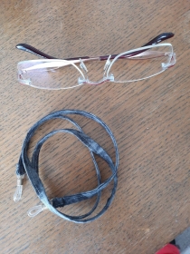 dunkelgraues Brillenband, ob für Sie oder Ihn - Handarbeit kaufen