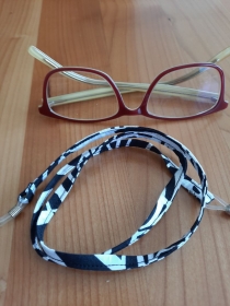 schwarz-weiß gemustertes Brillenband, für die Frau oder den Mann - Handarbeit kaufen