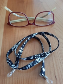 zart gemustertes schwarz-weißes Brillenband, für die Frau oder den Mann