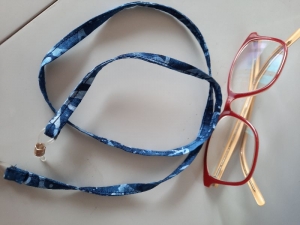 dunkelblaues gemustertes Brillenband, für Sie oder Ihn - Handarbeit kaufen