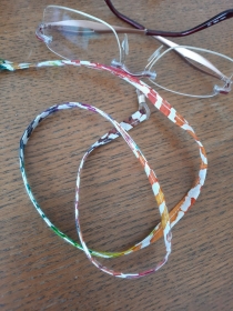 gemustertes Brillenband, von orange über gelb, grün, pink bis dunkelbraun - Handarbeit kaufen