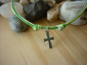Handgearbeitetes schlichtes Armband mit Kreuz. Schönes Geschenk nicht nur für Jungen :-) 2579.190330.210954_p1190689