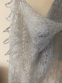 Kalinka-Orenburg-Schal aus Ziegenwolle mit 20% Seide, 135 x 135 cm, Farbe: lila # 31, Unikat / Handarbeit 