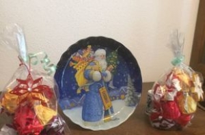 1 handgearbeiteter Weihnachtsteller Nikolaus mit 125 g ukrainische Pralinen