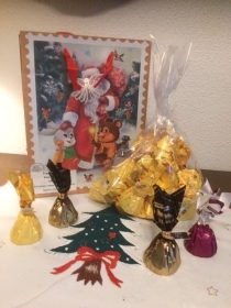 1 Weihnachtstüte mit 1 handgearbeitetem Engel weiss, neu, 4 x7 cm, zum Aufhängen + 250 gr. Roshen-Pralinen, gelb, aus der Ukraine - Handarbeit kaufen