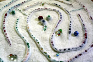 Handgefilzter Spielteppich oder Wandteppich mit Labyrinth - Handarbeit kaufen