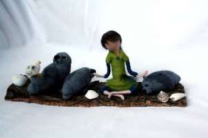 Yogamädchen mit Robben - handgefilzte Figuren auf Baumrinde - Handarbeit kaufen