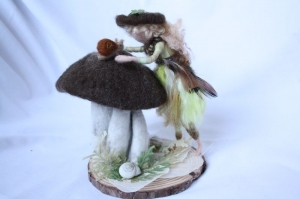 kleine Waldelfe mit Freundin - handgefilzte Figur mit Pilz und Schnecke