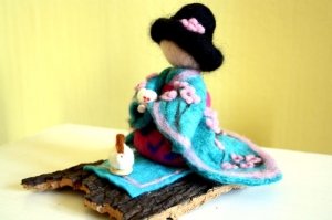handgefilzte Figur, Geisha bei der Teezeremonie