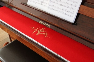 Klavierläufer Tastenläufer Tastaturabdeckung für Klavier Tastendecke 100% reine Schurwolle mit Stickmotiv   - Handarbeit kaufen