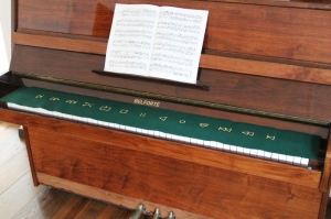 Klavierläufer Tastenläufer Tastaturabdeckung für Klavier Tastendecke 100% reine Schurwolle mit Stickmotiv    - Handarbeit kaufen