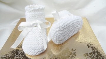  Gestrickte Babyschuhe, Taufschuhe in weiß aus Wolle (Merino)