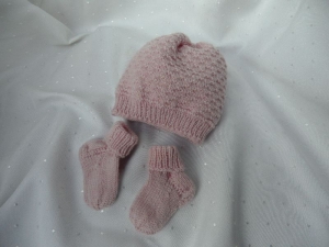 Für Mädchen in rosa. Set für Frühchen – Mütze und Socken