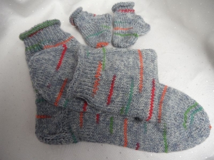 Warme Babysocken mit passenden Wollsocken für Mama - Handarbeit kaufen