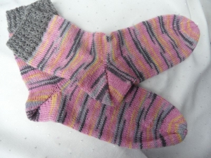 Gestrickte Socken, Wollsocken in Rosa/Grau   - Handarbeit kaufen