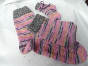 Warme Babysocken mit passenden Wollsocken für Mama - Handarbeit kaufen