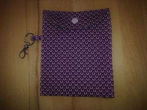 Dokumententasche / Reisepass Tasche / Hängetasche mit Karabiner - Purpur rosa Halbkreise (16x13cm) - Handarbeit kaufen