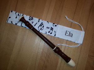 Flötentasche mit Namen, Flötenbeutel - Musiknoten weiß-schwarz  (mit optionalen Zubehörfach/Fütterung/Halskordel) - Handarbeit kaufen