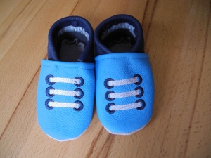 Babyschuhe mit Namen, Krabbelschuhe, Lederpuschen, personalisierte Lauflernschuhe - Sneakers blau - Handarbeit kaufen