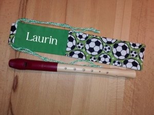 Flötentasche mit Namen, Flötenbeutel - Fußball grün  (mit optionalen Zubehörfach/Futter/Halsband) 